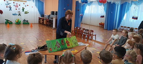 Познавательно-игровая программа «Мундир для героя»